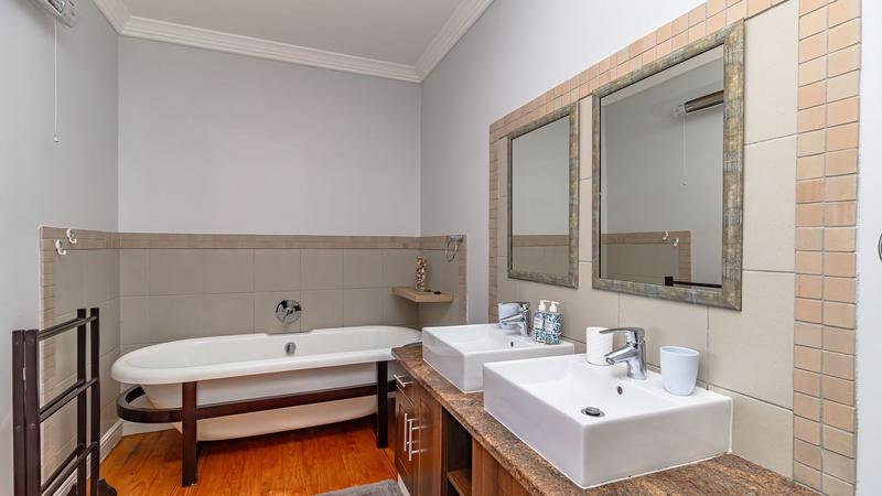5 Bedroom Property for Sale in Southern Cross Western Cape